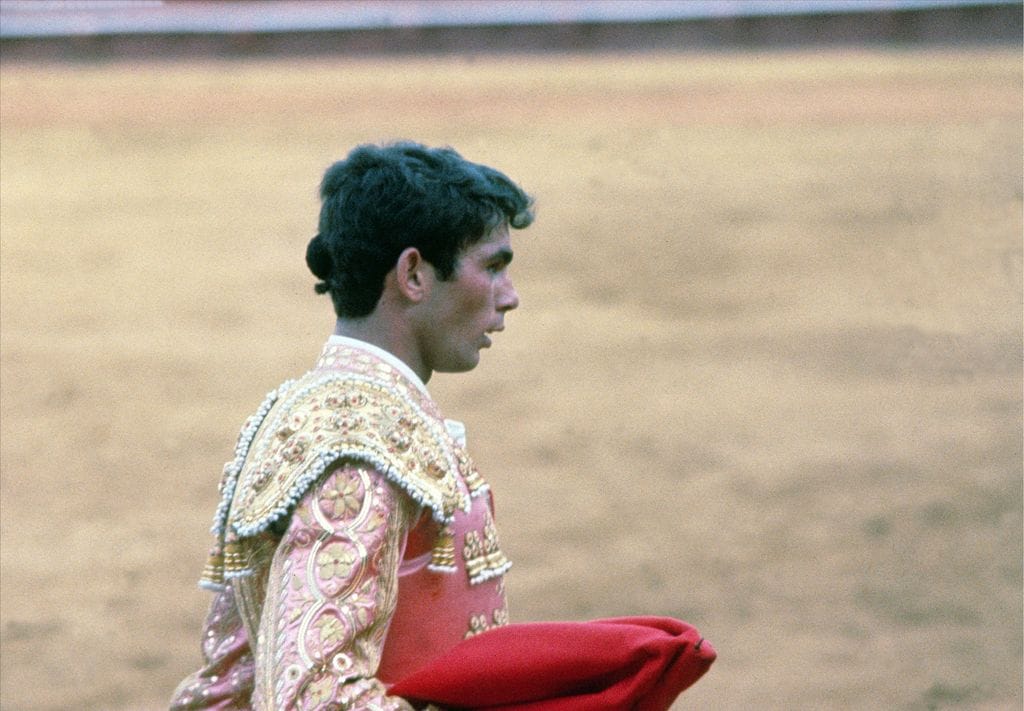 EL TORERO FRANCISCO RIVERA PEREZ "PAQUIRRI" TOREANDO DURANTE UNA CORRIDA DE FINALES DE LOS AÑOS 70