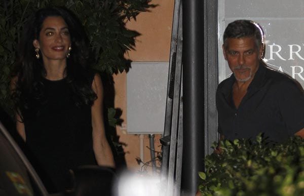 George Clooney y Amal durante una romántica velada en el Lago Como
