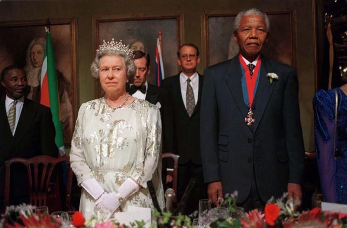 Isabel II y Nelson Mandela