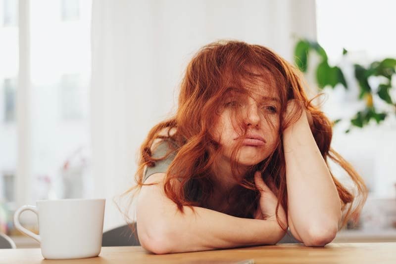 mujer aburrida 