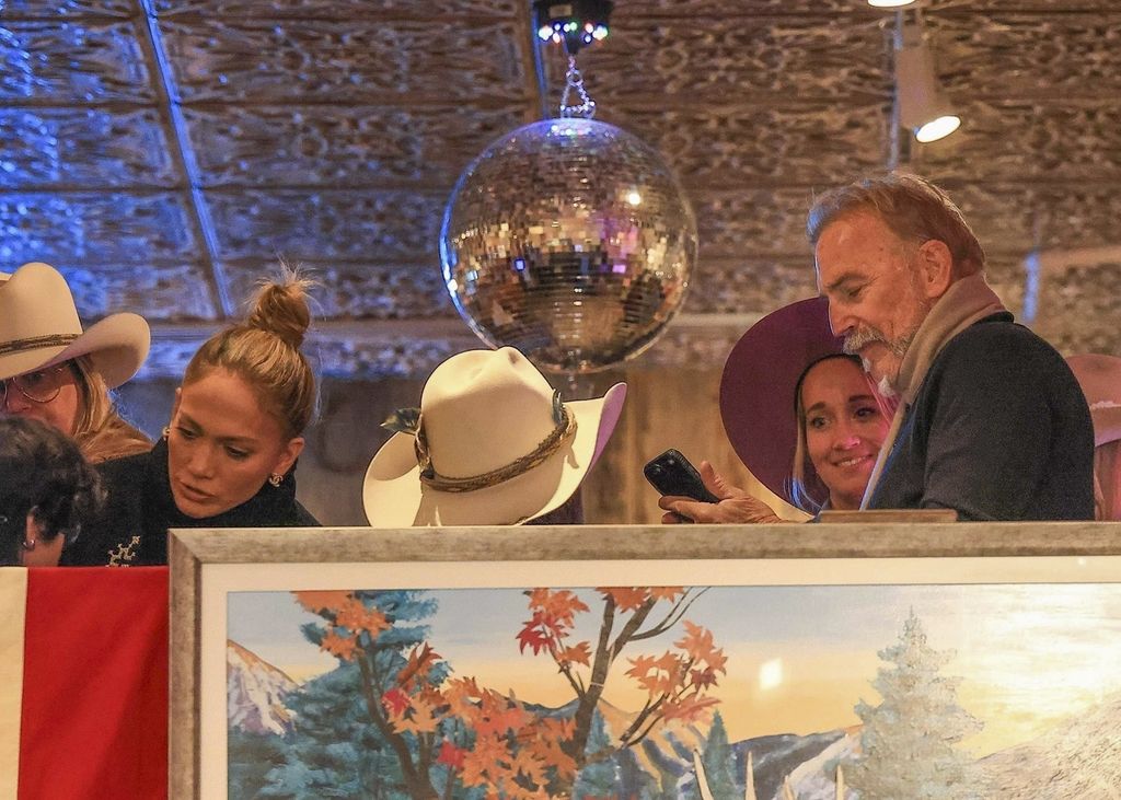 Photo © 2024 Backgrid/The Grosby Group

Aspen, CO  - 27 DECEMBER 2024

Jennifer Lopez and Kevin Costner were seen hanging out at the iconic Kemo Sabe store. The unexpected duo appeared relaxed as they browsed the renowned Aspen hotspot.***

Jennifer López y Kevin Costner fueron vistos pasando el rato en la icónica tienda Kemo Sabe. El inesperado dúo parecía relajado mientras recorrían el famoso lugar de moda de Aspen.