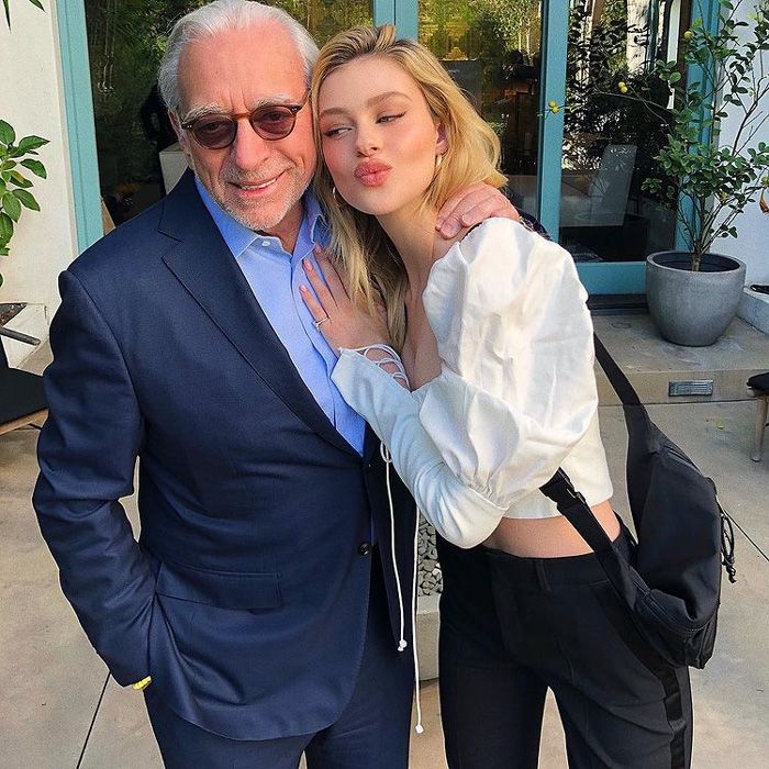 Nicola Peltz con su padre, el inversor y filántropo Nelson Peltz