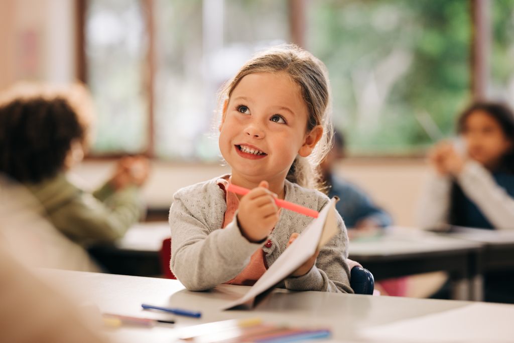 Niña pequeña sonriente en el colegio