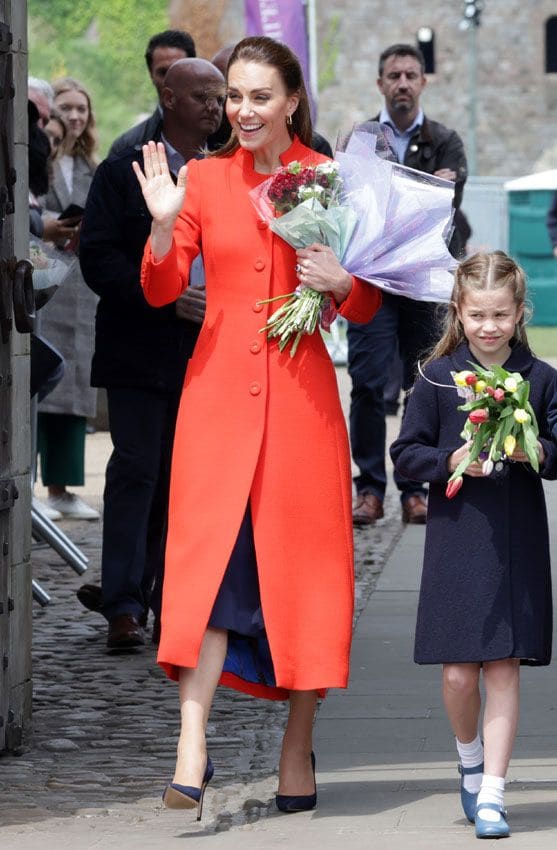 Kate Middleton, protagonista con su simbólico abrigo rojo en Cardiff