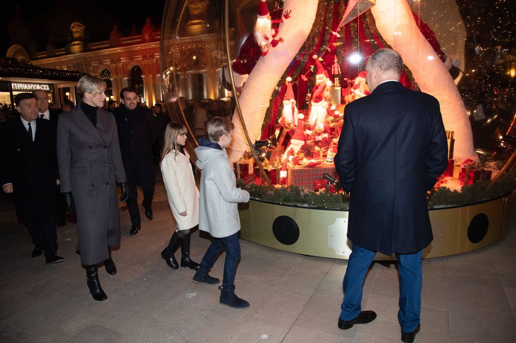 Alberto de Mónaco, Charlene de Mónaco y Jacques y Gabriella en la inauguración del encendido navideño de 2024