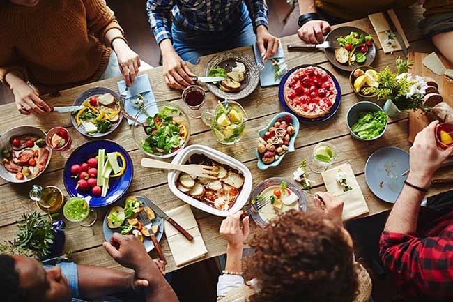 Aunque te pases con la comida, no dejes de comer para compensar