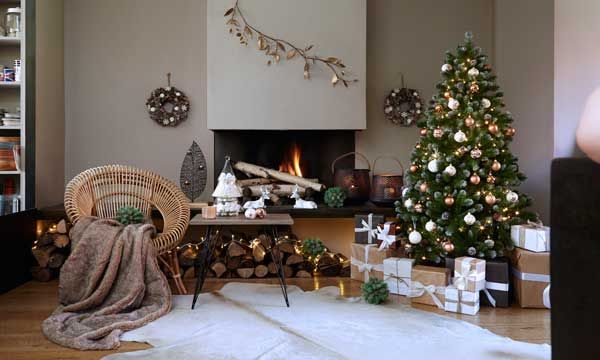 Colocar los regalos bajo el árbol es siempre una buena opción. Juega con los tamaños y crea composiciones armoniosas, como en este ambiente de Jardiland (jardiland.es).
