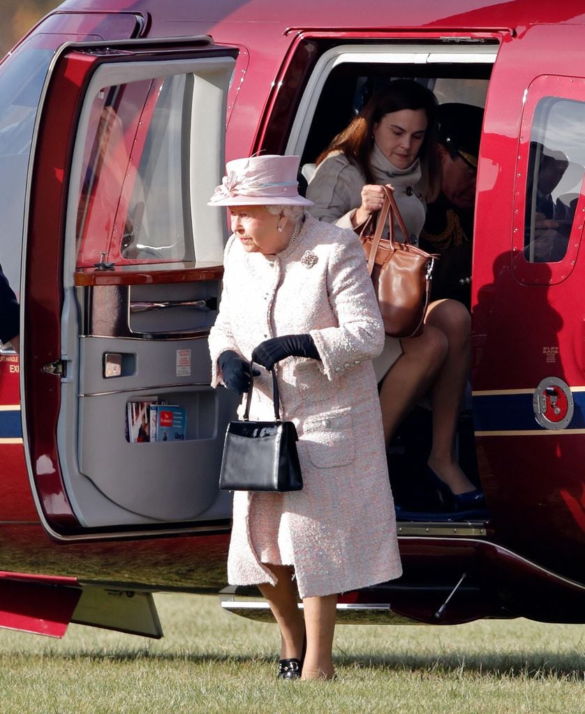 Isabel II, acompañada de su secretaria personal, Samantha Cohen