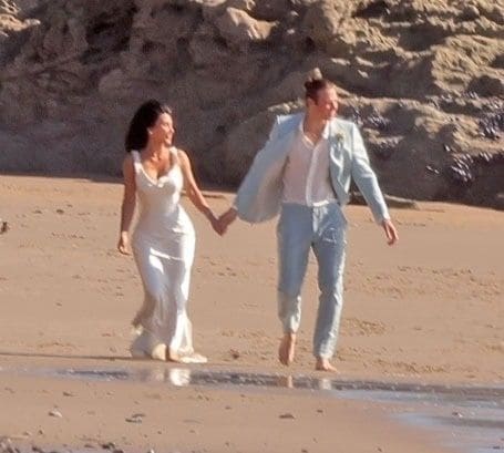 Kim Kardashian y Matthew Noszka, en la playa tras su boda en la ficción