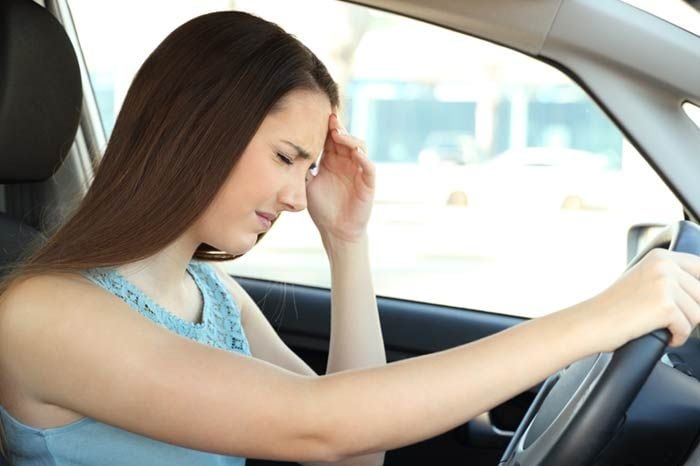 mujer mareada en un coche