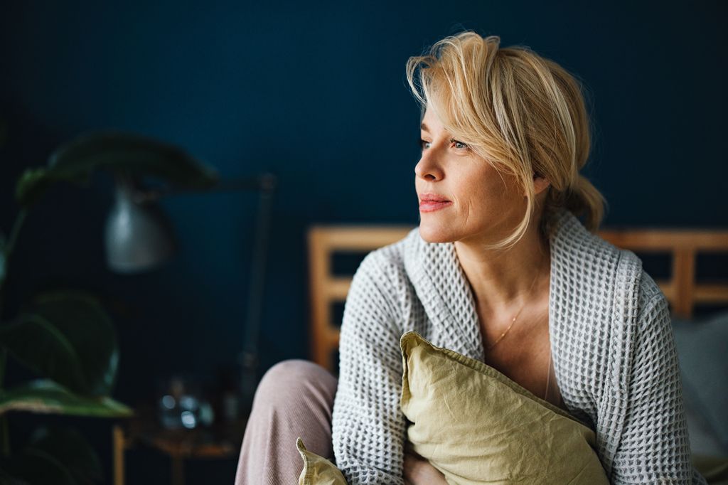 Mujer en la menopausia en la cama