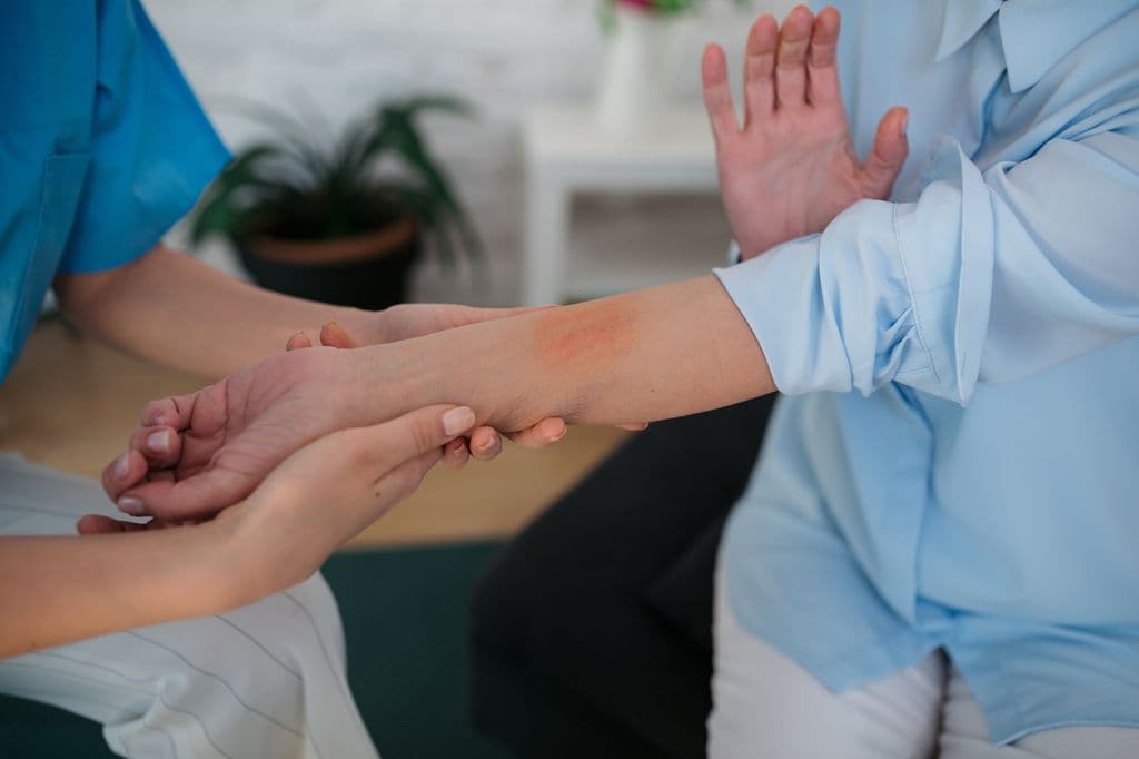 mujer en la consulta del médico con un problema en la piel de su brazo