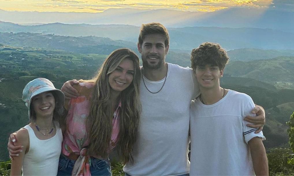 Elizabeth Gutiérrez y William Levy con sus hijos