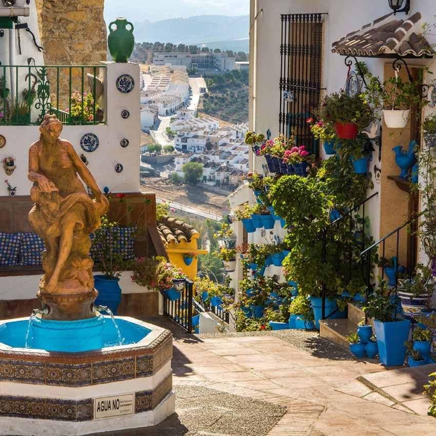 plaza andaluza con macetas y flores en el bonito pueblo de cordoba