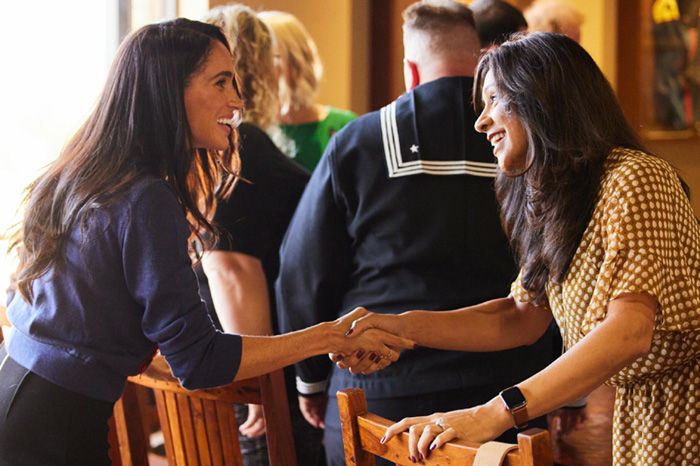 Meghan Markle saluda a una de las asistentes