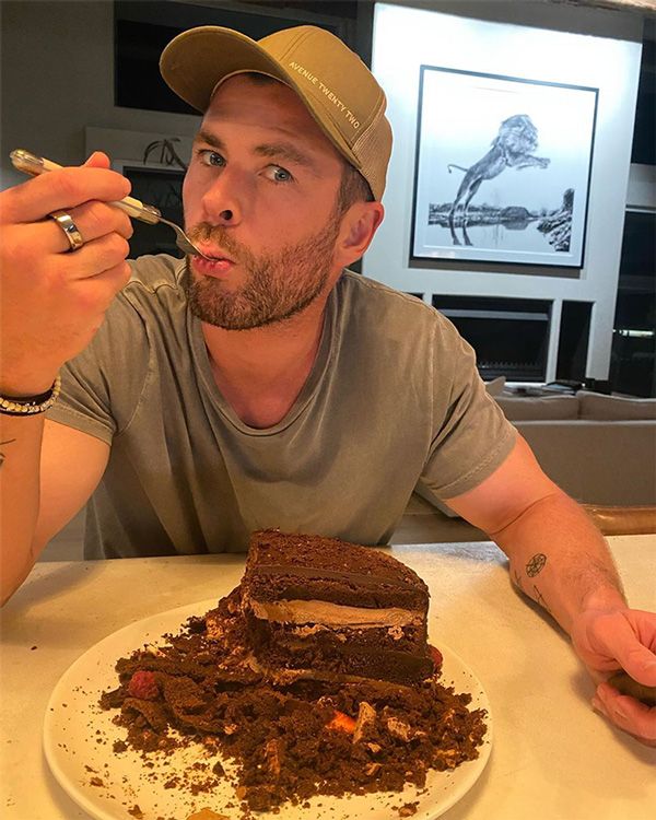 Chris Hemsworth con su tarta