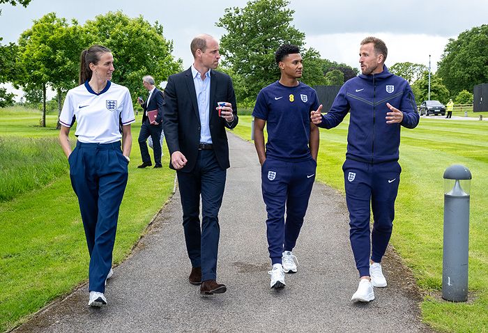 El príncipe Guillermo en su visita a la selección inglesa de fútbol