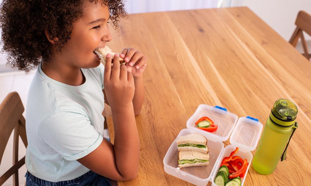 Niña merienda