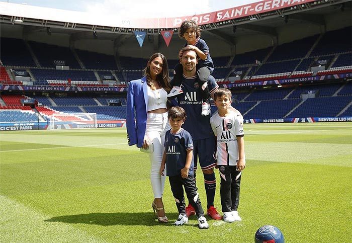 Leo Messi y su familia en París