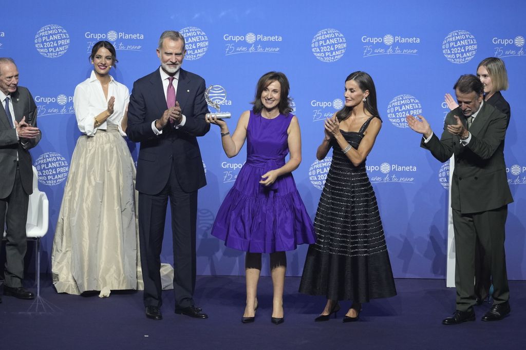 Los Reyes le entragan Paloma Sánchez-Garnica el galardón del Premio Planeta 2024 por 'Victoria'