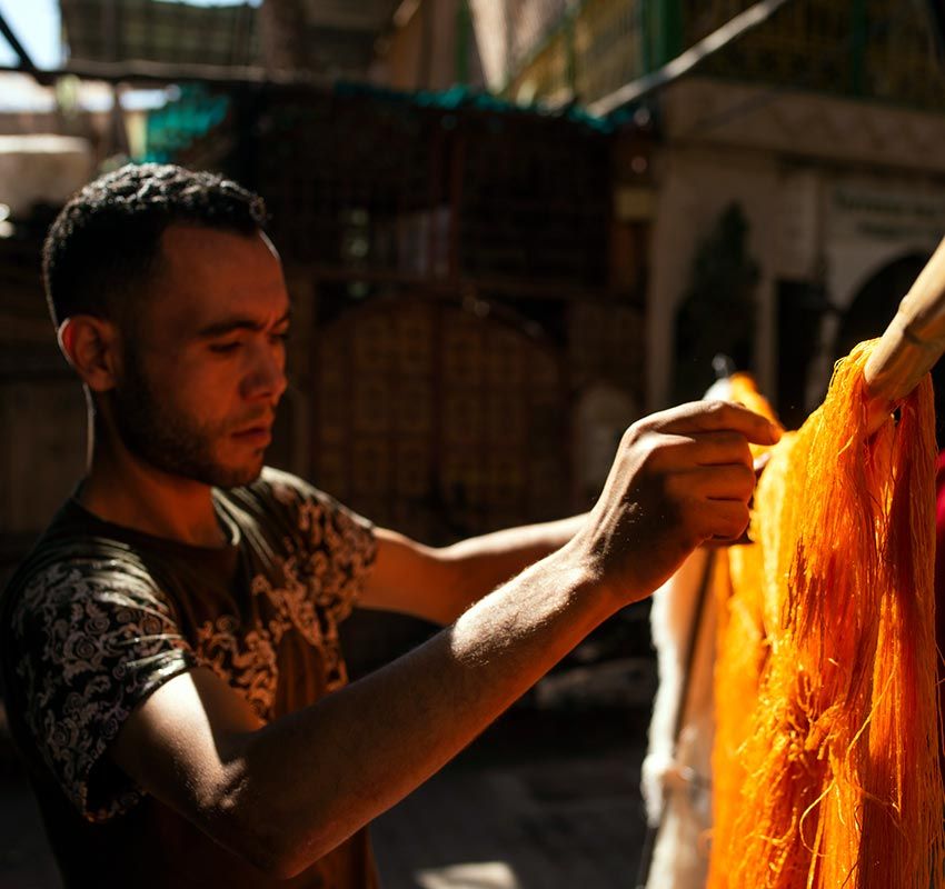 Tiñendo lana de colores en el zoco de Marrakech