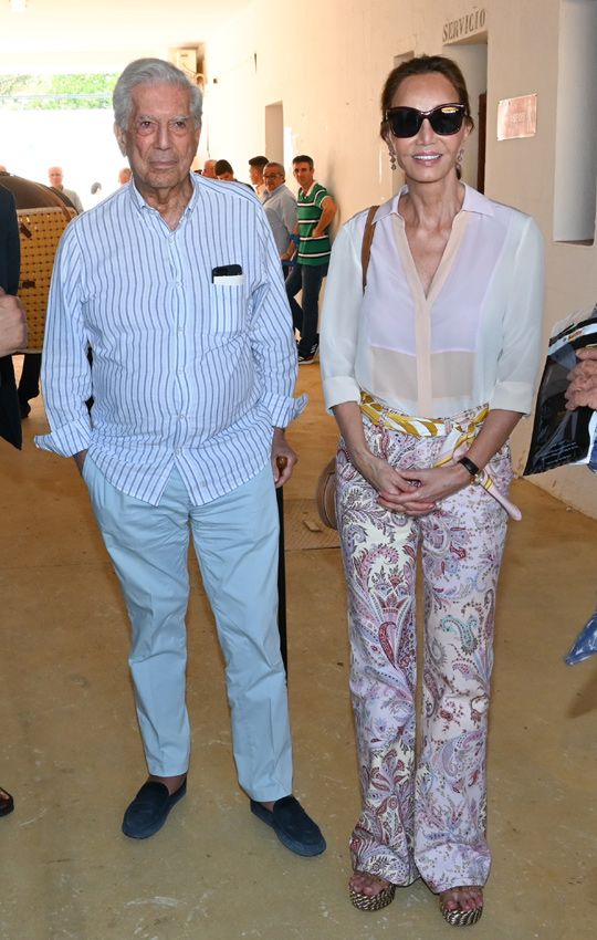 Isabel Preysler y Mario Vargas Llosa en los toros en Estepona