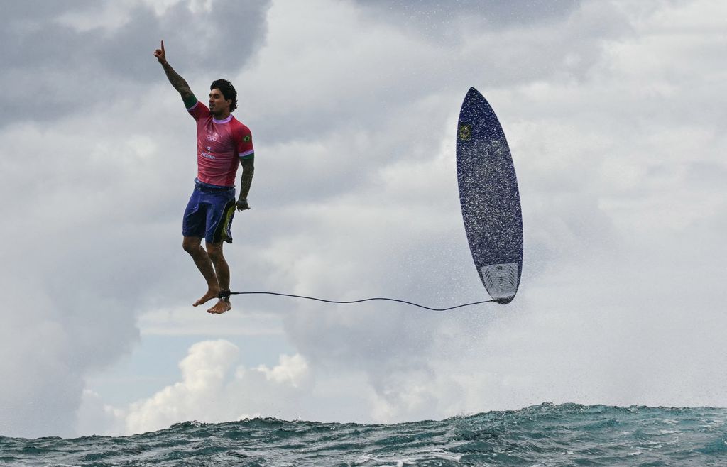 El surfista brasileño Gabriel Medina posa así después de dominar una ola en el tercer round de surf masculino en Teahupo'o, en la Polinesia francesa 