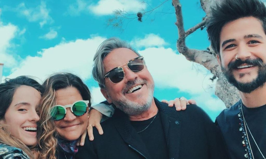 Evaluna, Ricardo Montaner, su esposa y Camilo