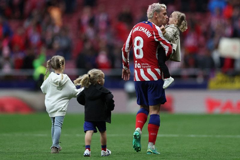 Griezmann junto a sus tres hijos