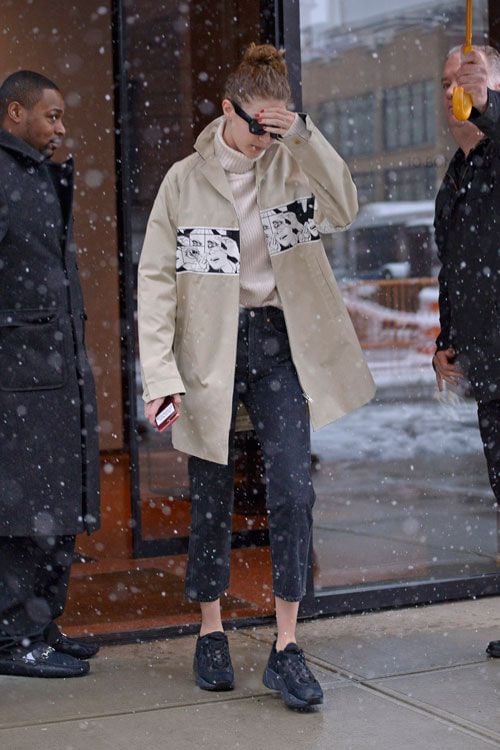 Gigi Hadid con chaqueta de Prada en Nueva York