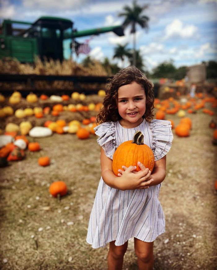 Adrienne de Suecia escogiendo calabazas