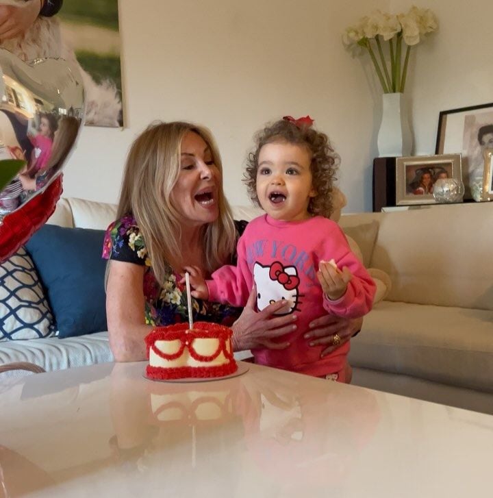 Ana Obregón celebra con la pequeña Anita su primer cumpleaños vestida con el vestido con el que celebró el penúltimo cumpleaños con su hijo Alessandro