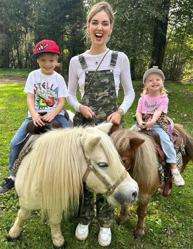 Chiara y Fedez con sus hijos