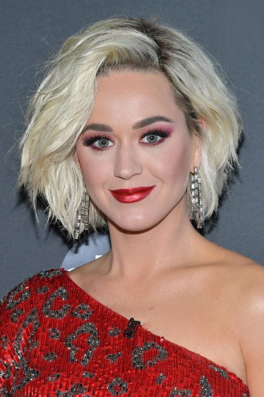 Katy Perry con un wavy bob rubio platinado 