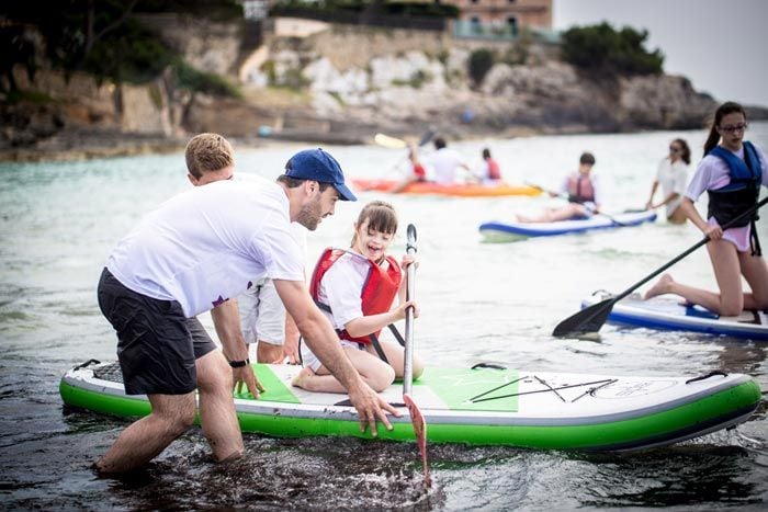 Los participantes pudieron practicar algunos deportes náuticos en la bahía de Palma como parte de la iniciativa Un mar de capacidades
