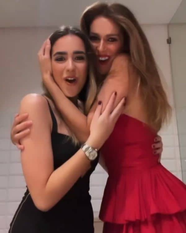 Mar Saura bailando con su hija 