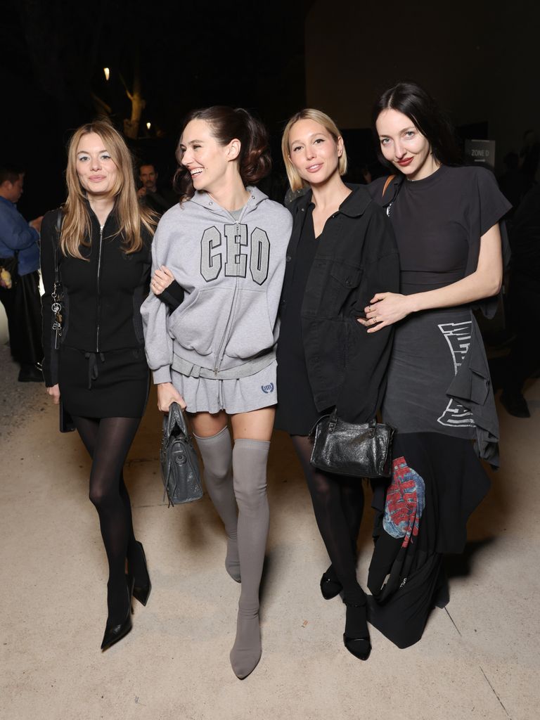 Camille Rowe, Devon Lee Carlson, Olimpia de Grecia, Tish Weinstock y otros invitados asisten al desfile de Balenciaga de ropa femenina Otoño/Invierno 2025-2026 como parte de la Semana de la Moda de París en Les Invalides el 9 de marzo de 2025 en París, Francia.