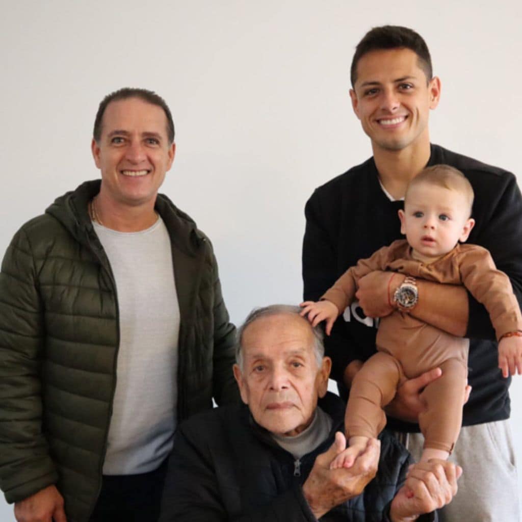 Javier \'Chicharito\' Hernández y su abuelo