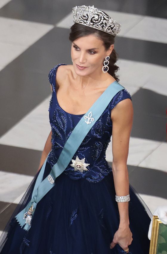 La reina Letizia luce tiara con coleta por primera vez