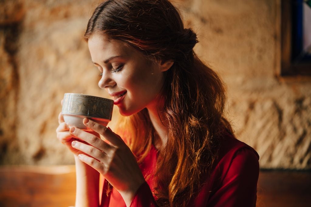 Mujer tomando una taza de té 