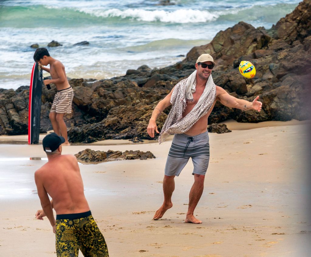 Chris Hemsworth, lanzando un balón de rugby