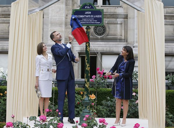 Los Reyes han comenzado la jornada central con una emotiva visita al Ayuntamiento de París, donde han inaugurado el “Jardin des combattants de ‘La Nueve’, libérateurs de l’Hôtel de Ville de París le 25 août 1944".
