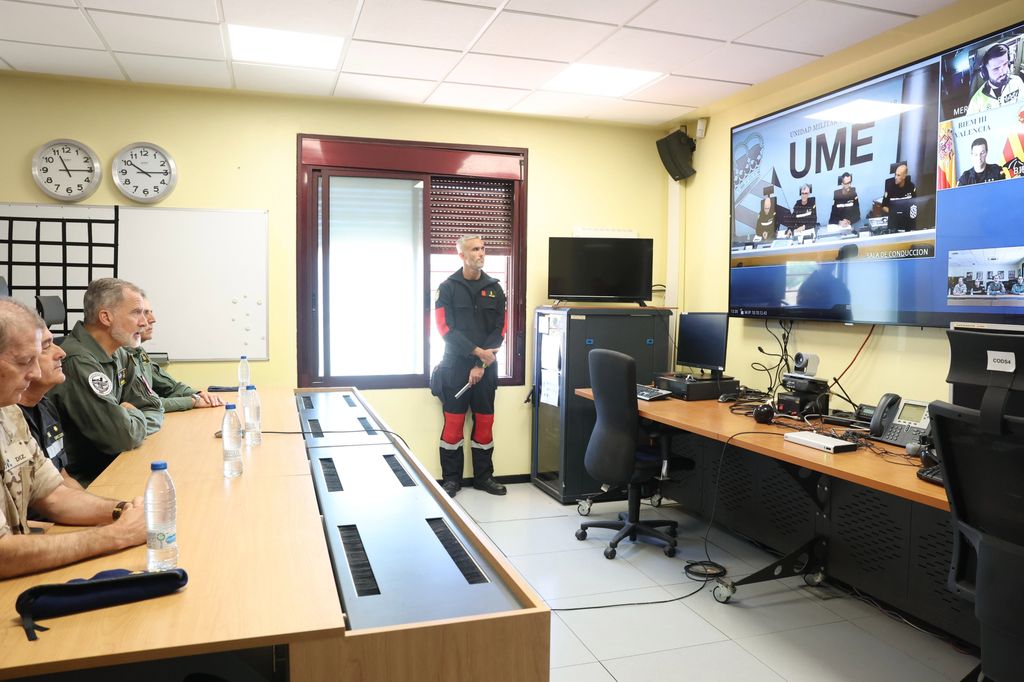 El rey Felipe, en una videoconferencia con los servicios de emergencias a ría de la DANA