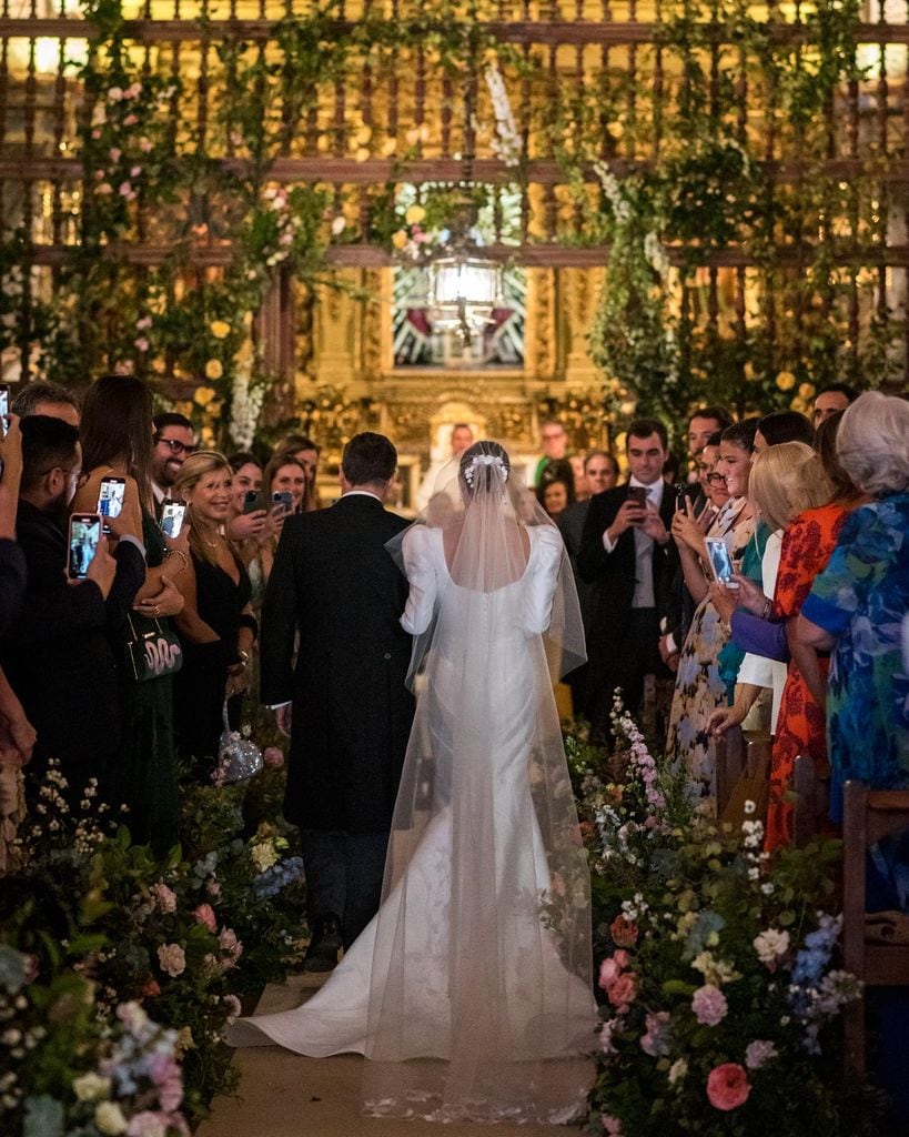 Interior de iglesias en bodas con flores de colores