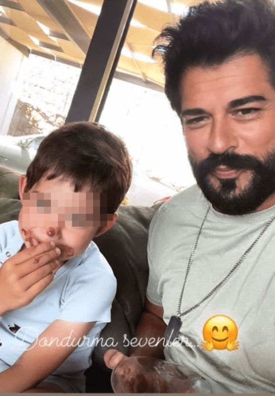 Burak Özçivit presume de su hijo