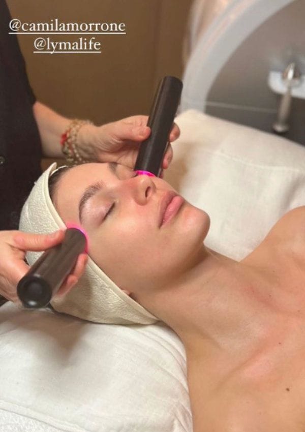 Camila Morrone preparándose para la Gala MET 2023