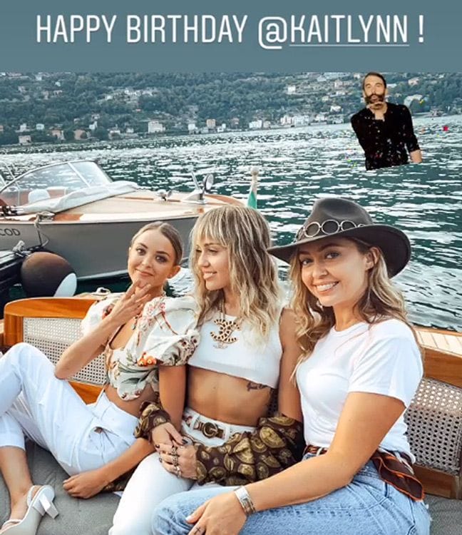 Miley Cyrus celebra el cumpleaños de Kaitlynn Carter entre amigos