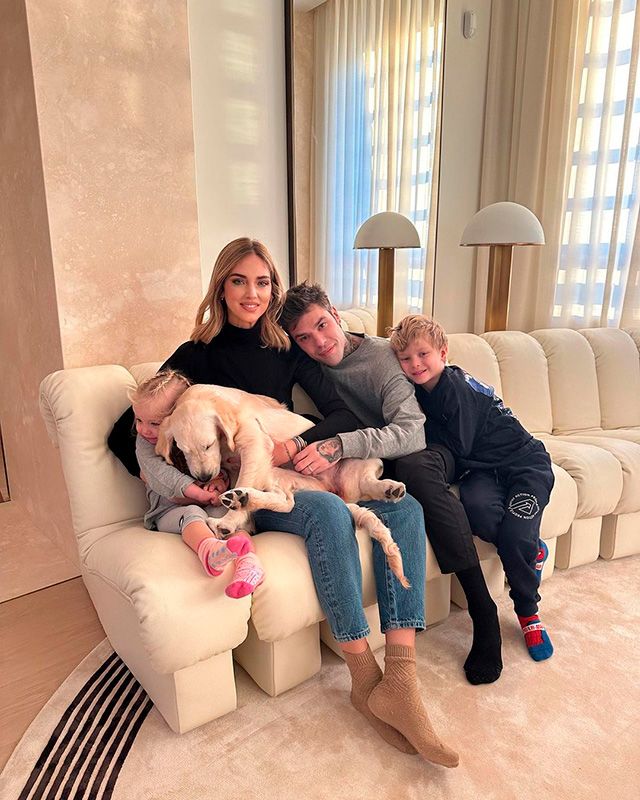 Chiara Ferragni y Fedez con sus  hijos 