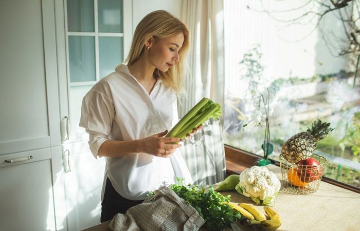 Chica comprando sano