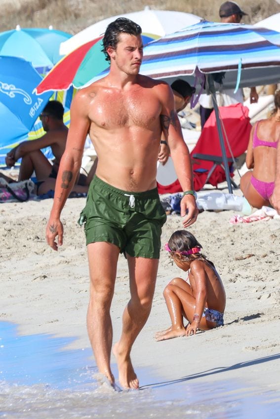 Shawn Mendes luciendo cuerpazo en la playa